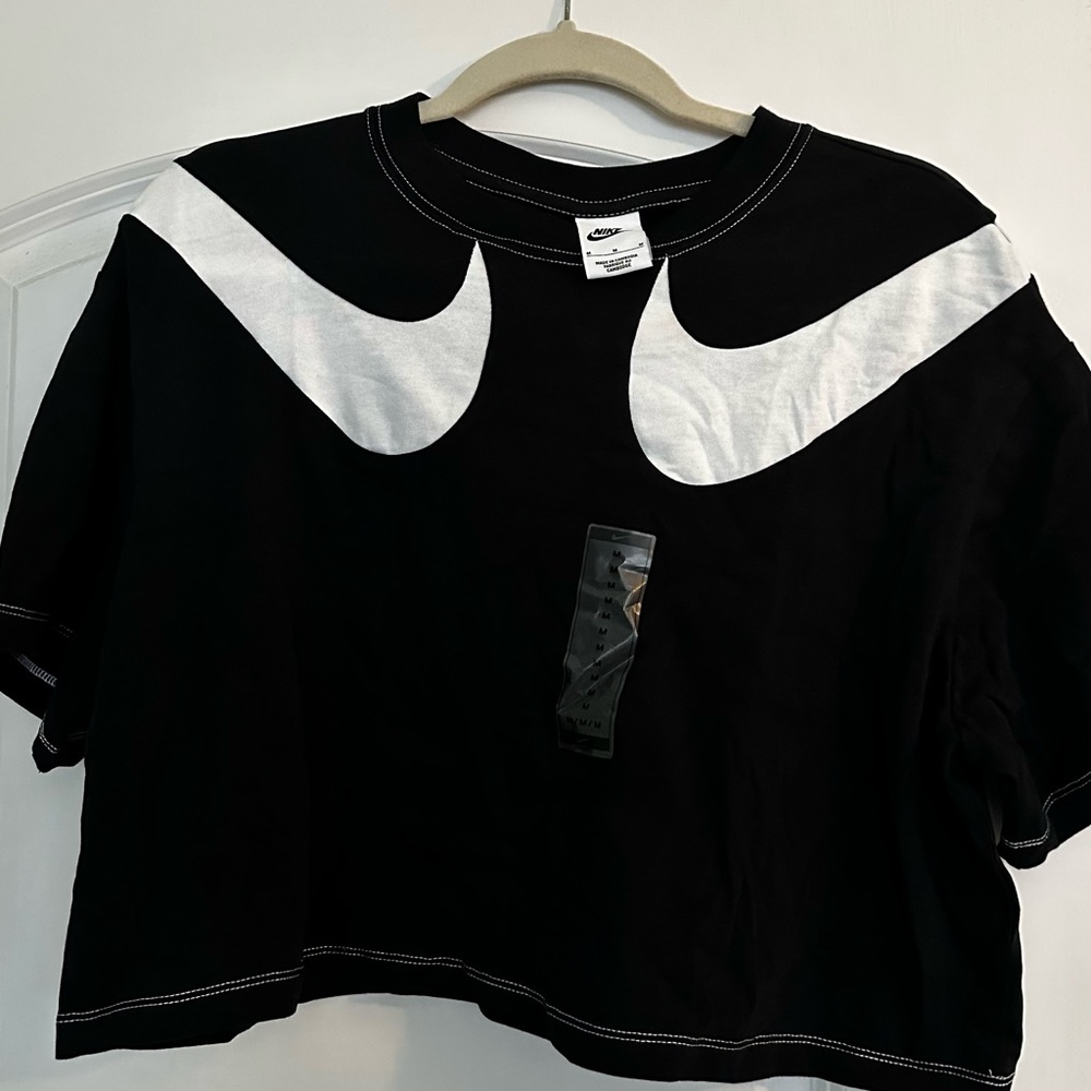 NIKE double swosh black crop shirt